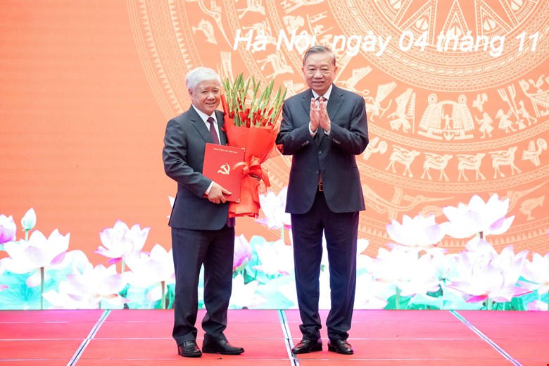 Tổng Bí thư Tô Lâm trao quyết định và tặng hoa cho ông Đỗ Văn Chiến (Ảnh: Quang Vinh)