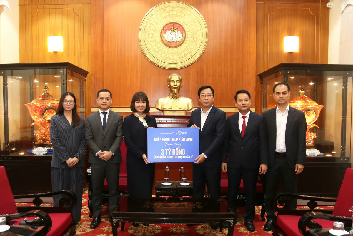 Lãnh đạo KienlongBank và Báo Đại đoàn kết trao số tiền ủng hộ tới UBTƯ MTTQ Việt Nam. Ảnh: Tiến Đạt.