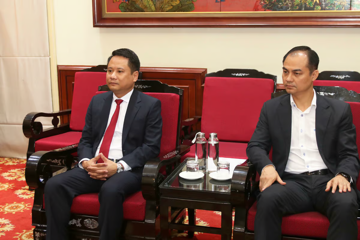 Tổng Biên tập Báo Đại đoàn kết Trương Thành Trung và các đại biểu tại buổi tiếp nhận. Ảnh: Tiến Đạt.