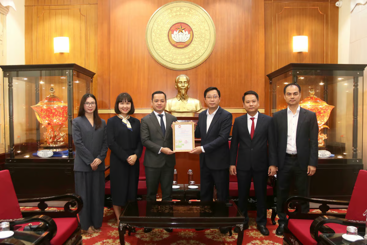 Ông Cao Xuân Thạo, Trưởng ban Công tác xã hội - UBTƯ MTTQ Việt Nam trao Thư cảm ơn cho KienlongBank. Ảnh: Tiến Đạt.