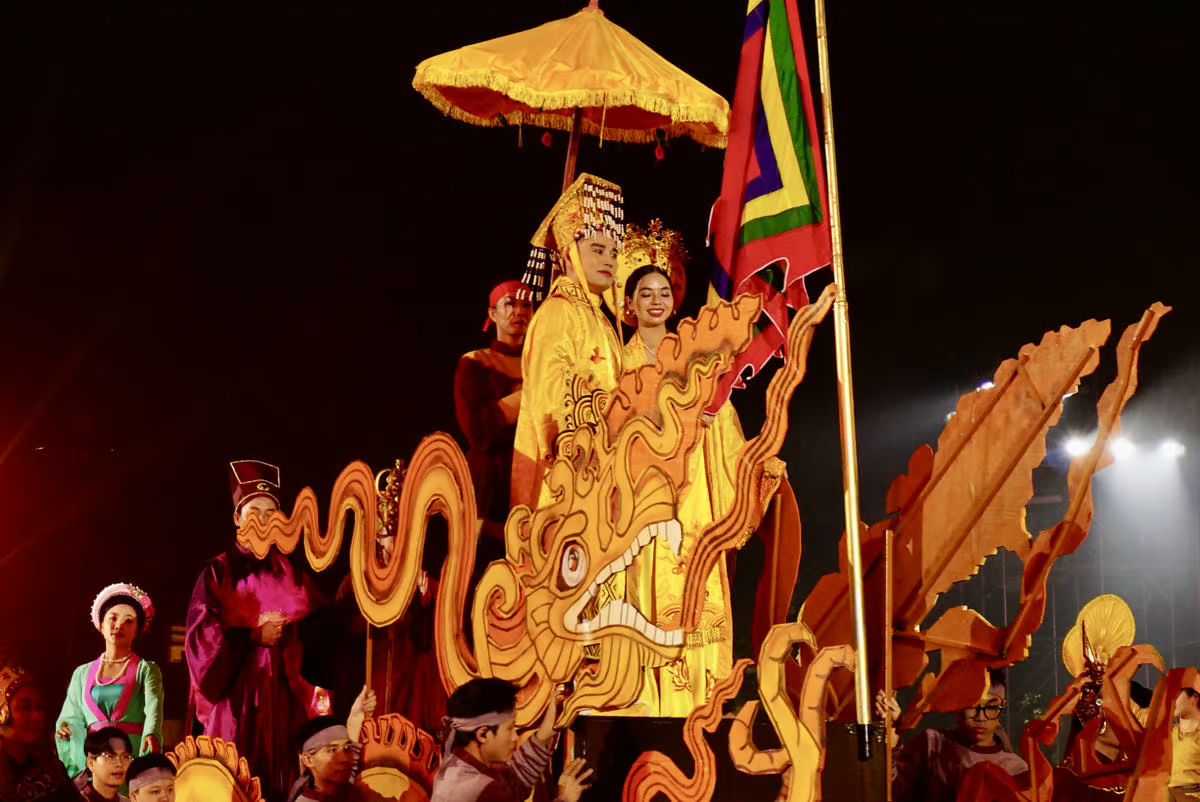 Màn trình diễn tái hiện khoảnh khắc lịch sử vua Lý Công Uẩn ban chiếu dời đô, đưa kinh đô từ Hoa Lư ra Đại La, đổi tên thành Thăng Long. ẢNH: THUỲ LINH.