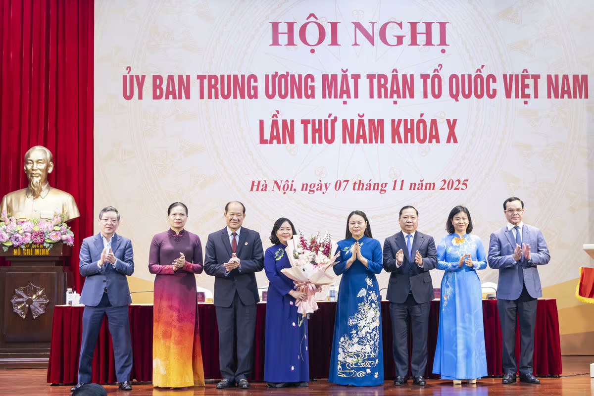 Ban Thường trực UBTƯ MTTQ Việt Nam tặng hoa chúc mừng Chủ tịch UBTƯ MTTQ Việt Nam Bùi Thị Minh Hoài. Ảnh: Quang Vinh.