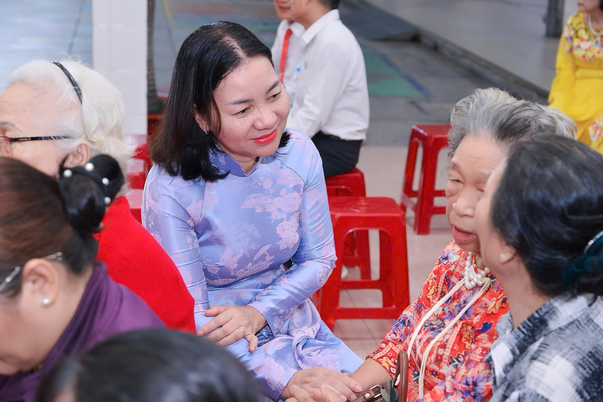 Bà Trương Thị Bích Hạnh - Phó Chủ tịch Thường trực Ủy ban MTTQ Việt Nam TPHCM trò chuyện với người dân tại ngày hội Đại đoàn kết khu phố 5, phường Bình Thạnh, tối 10/11.