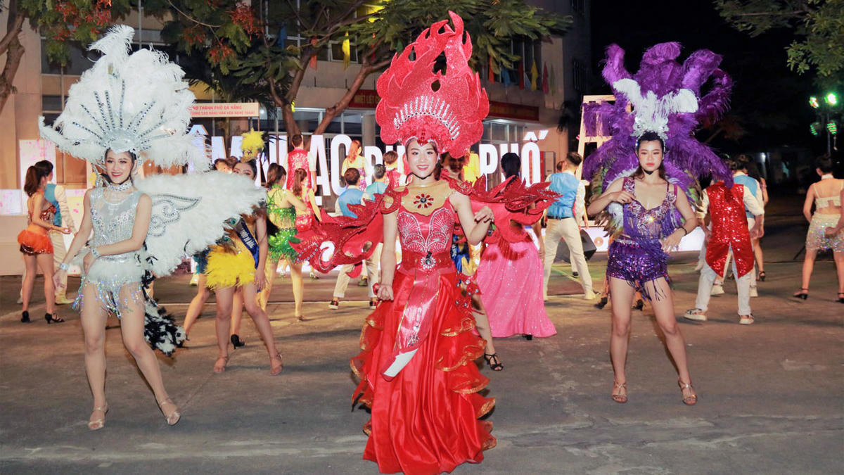 Biểu diễn nghệ thuật đường phố phục vụ người dân, du khách tại khu phố du lịch An Thượng. Ảnh: Nguyễn Tú