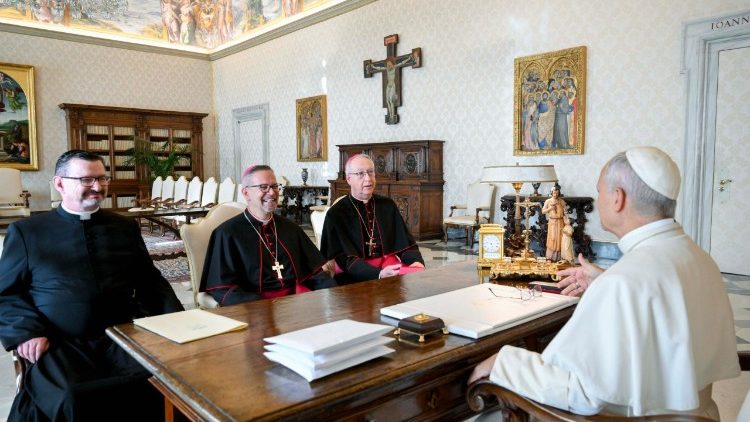 Đức Thánh Cha Lêô XIV tiếp Đại diện của Hội đồng Giám mục Canada (@Vatican Media)