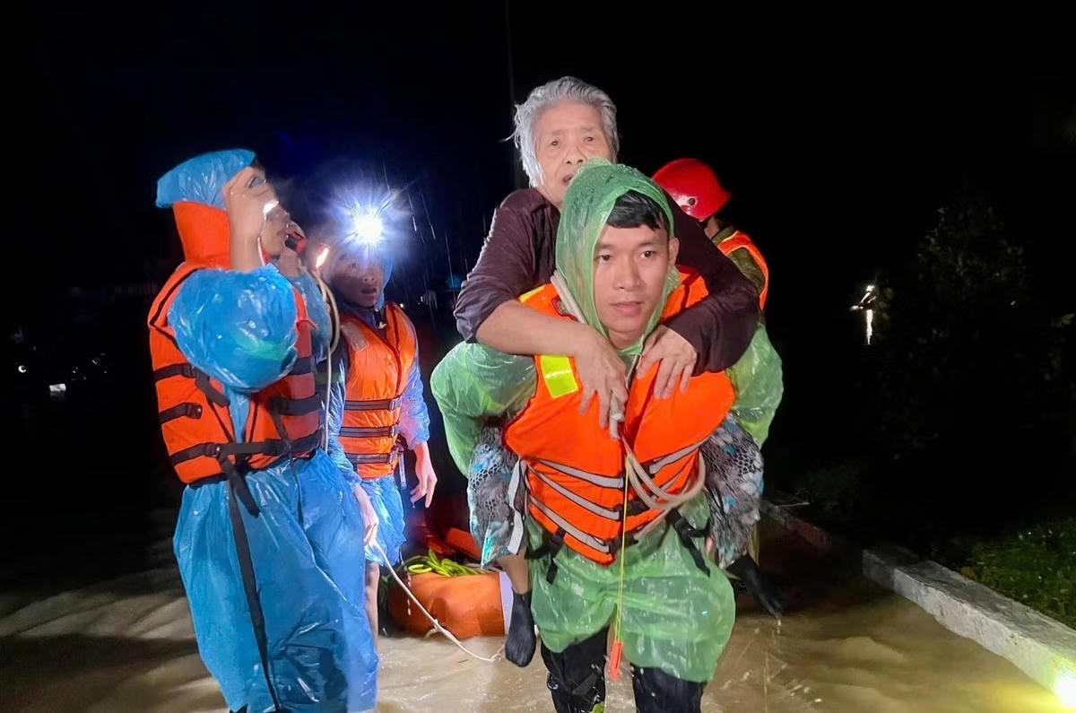 Các lực lượng sẵn sàng đưa người dân ra khỏi khu vực ngập lụt. (ảnh Đ.L)