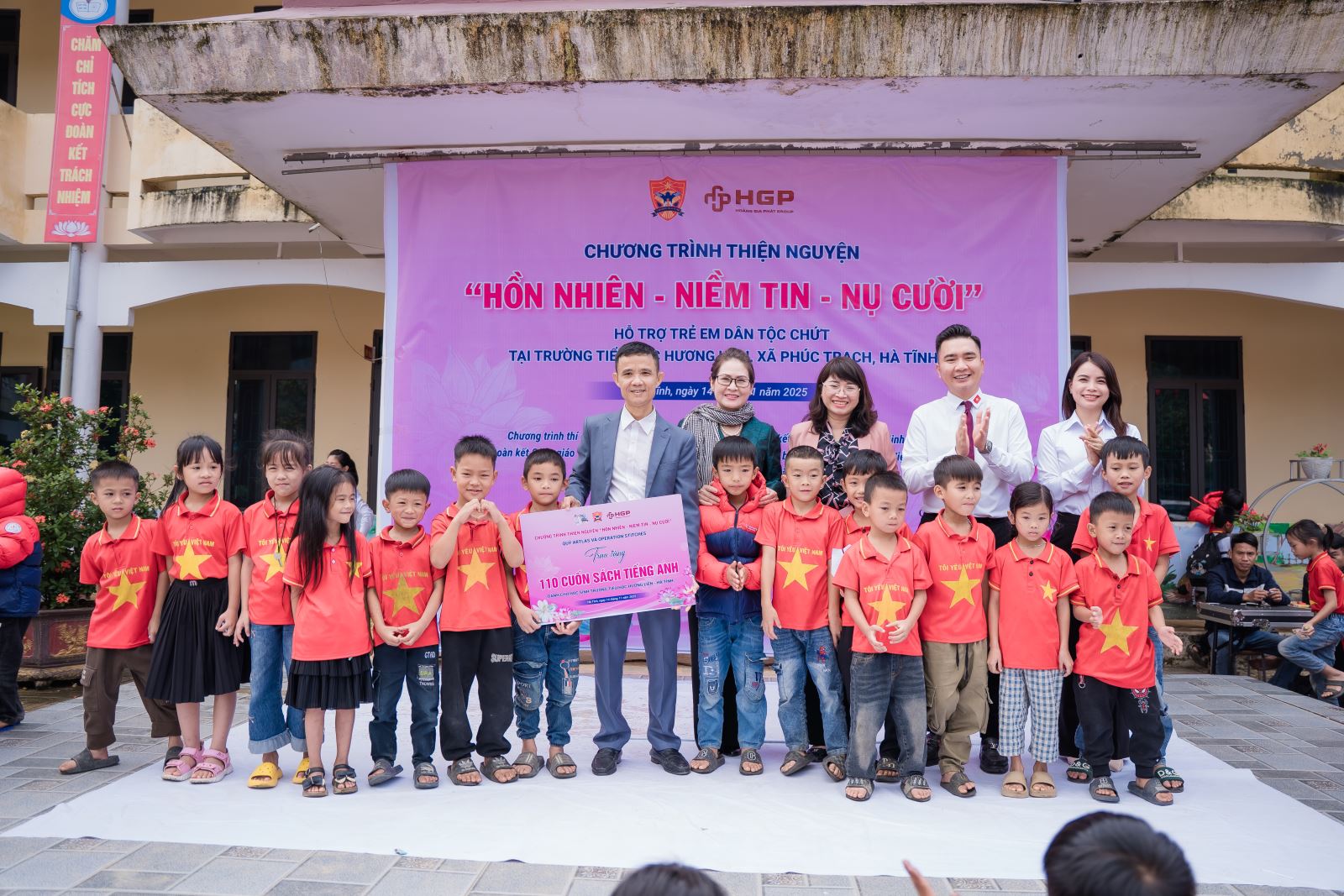 trao 110 cuốn sách tiếng Anh chất lượng cao cho các em học sinh