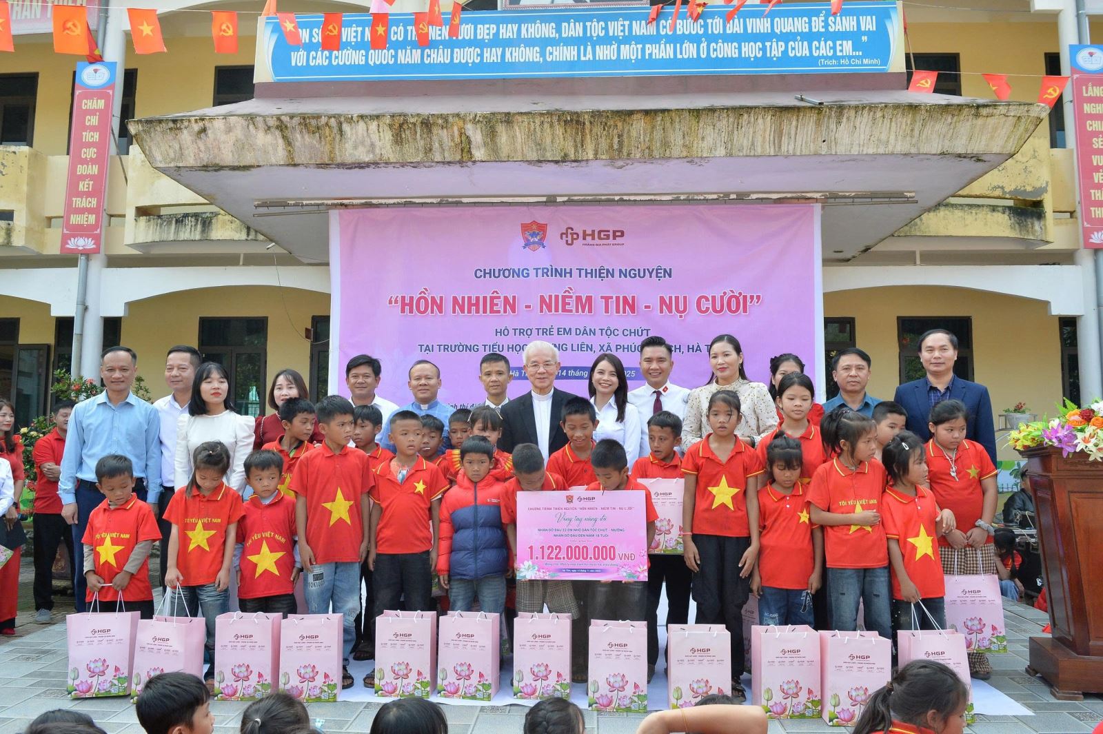 trao biểu trưng nhận đỡ đầu 22 học sinh dân tộc Chứt và Mường đến khi trưởng thành với tổng mức hỗ trợ 1,122 tỷ đồng (ảnh: Mạnh Cường)