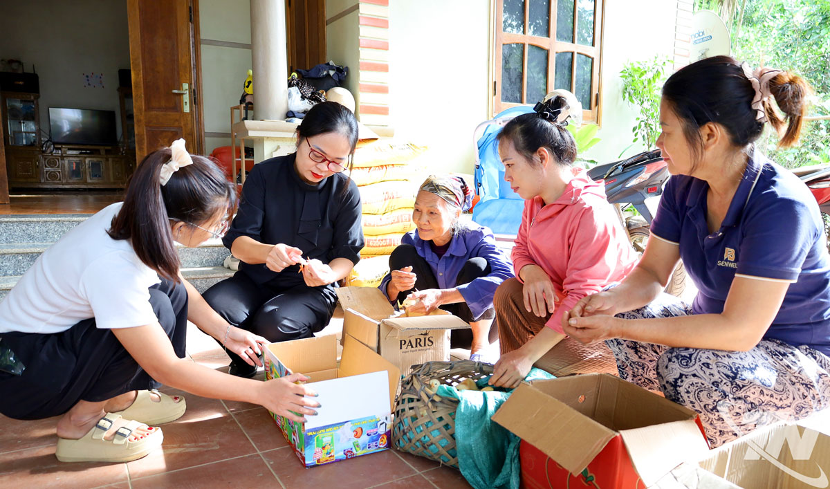 Giáo viên Trung tâm Giáo dục nghề nghiệp - Giáo dục thường xuyên Chợ Mới hướng dẫn người dân tiêm vắc-xin cho gà tại lớp dạy nghề ngắn hạn.