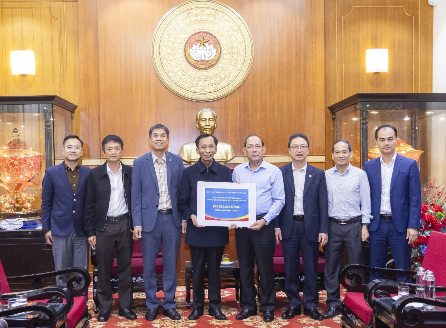 Hiệp sĩ Đại Thánh giá (đứng thứ 4 từ trái qua phải) và các cộng sự trao 800 triệu đồng ủng hộ đồng bào bị thiên tai