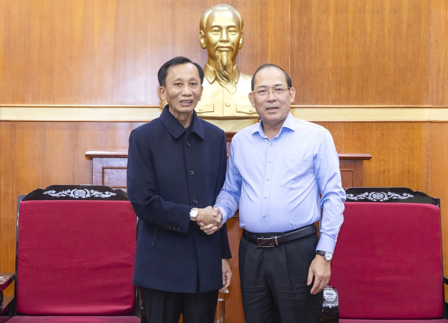 Phó Chủ tịch Hoàng Công Thủy (bên phải) tiếp Hiệp sĩ Đại Thánh giá Lê Đức Thịnh