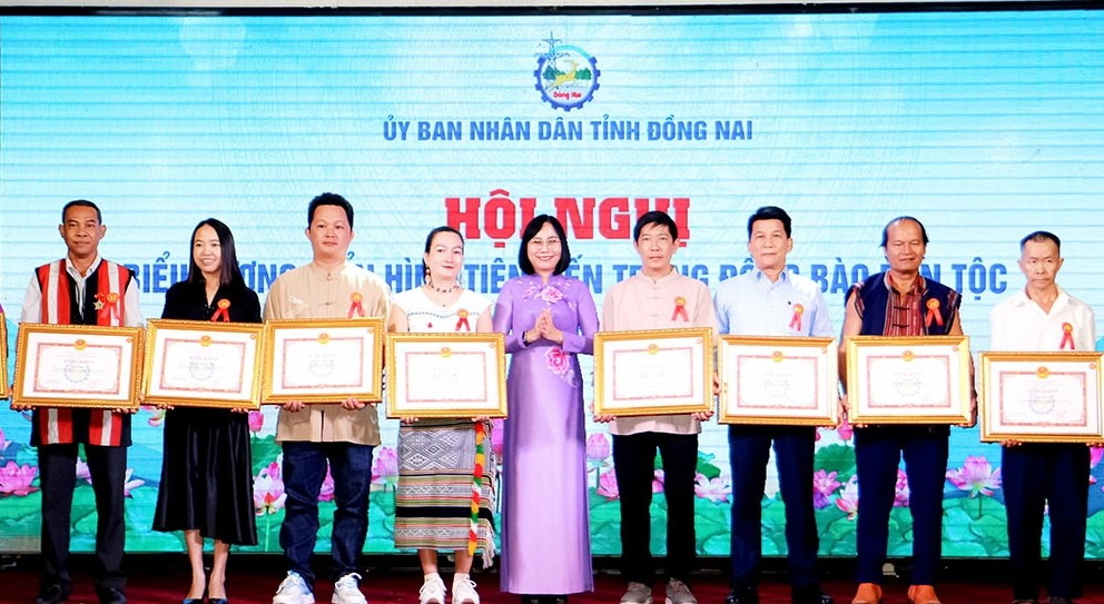 Phó Chủ tịch UBND tỉnh Đồng Nai Nguyễn Thị Hoàng trao bằng khen của UBND tỉnh cho các điển hình tiên tiến