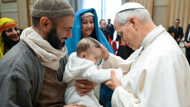 Những nhân vật trong vai Thánh Giuse, Đức Mẹ và Chúa Giêsu trong Cảnh Chúa Giáng Sinh (@Vatican Media)