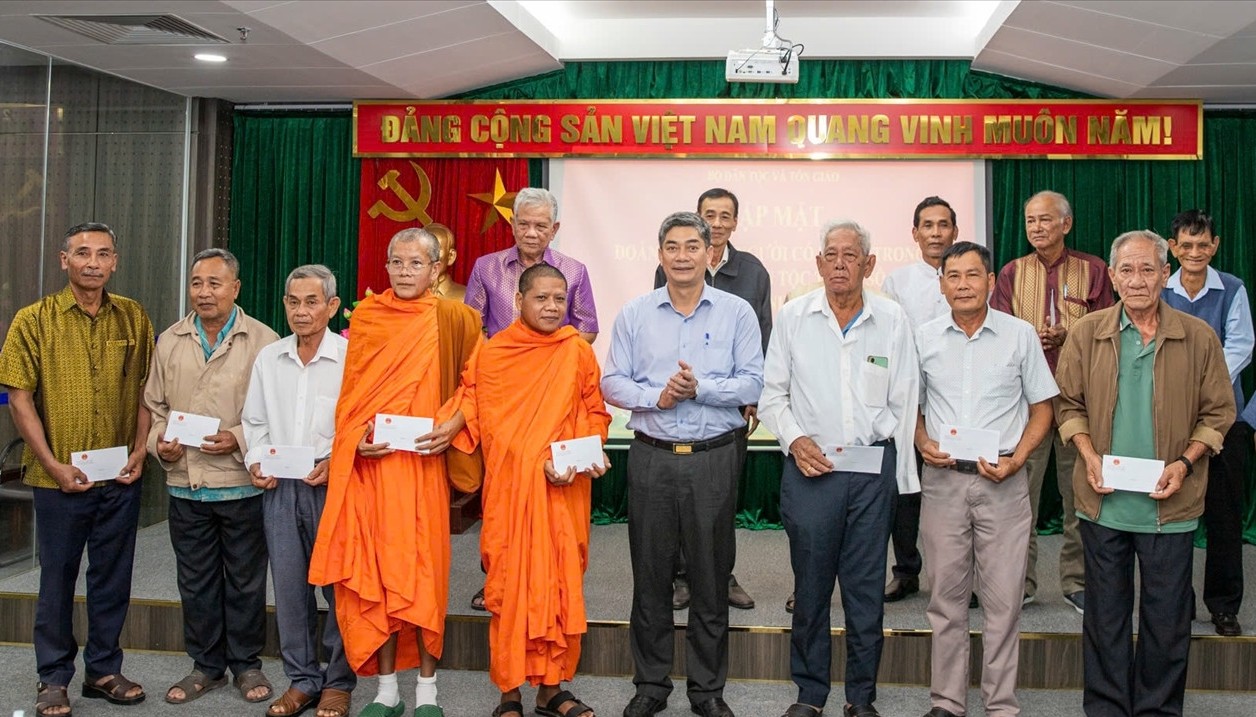 Đại biểu người có uy tín trong đồng bào dân tộc thiểu số tỉnh Vĩnh Long tại Bộ Dân tộc và Tôn giáo