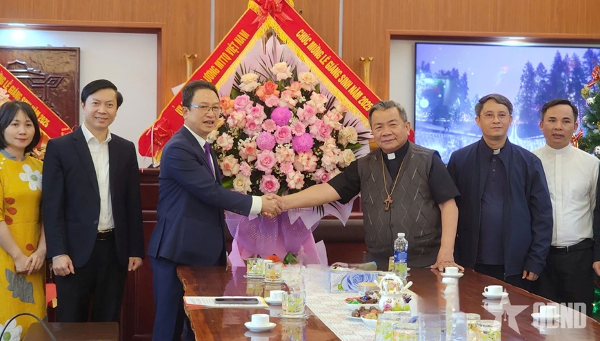 Ông Nguyễn Văn Thanh (thứ ba từ trái qua) trao tặng lẵng hoa của Ủy ban Trung ương MTTQ Việt Nam chúc mừng Tòa Giám mục Lạng Sơn-Cao Bằng.