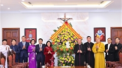 Chủ tịch Bùi Thị Minh Hoài thăm, chúc mừng Tòa Tổng Giám mục Tổng Giáo phận Hà Nội và Ủy ban Đoàn kết Công giáo Việt Nam