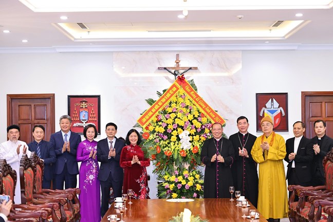  Ủy viên Bộ Chính trị, Bí thư Trung ương Đảng, Chủ tịch UBTƯ MTTQ Việt Nam Bùi Thị Minh Hoài thăm, chúc mừng Tòa Tổng Giám mục Tổng Giáo phận Hà Nội