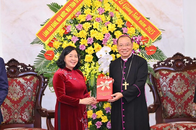 Ủy viên Bộ Chính trị, Bí thư Trung ương Đảng, Chủ tịch UBTƯ MTTQ Việt Nam Bùi Thị Minh Hoài thăm, chúc mừng Tòa Tổng Giám mục Tổng Giáo phận Hà Nội 