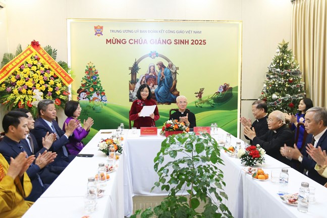 Ủy viên Bộ Chính trị, Bí thư Trung ương Đảng, Chủ tịch UBTƯ MTTQ Việt Nam Bùi Thị Minh Hoài thăm, chúc mừng Ủy ban Đoàn kết Công giáo Việt Nam 