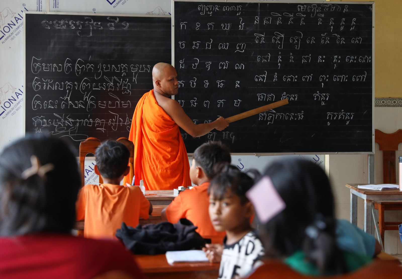 Một lớp dạy chữ Khmer do chùa Nam Tông Khmer tổ chức.