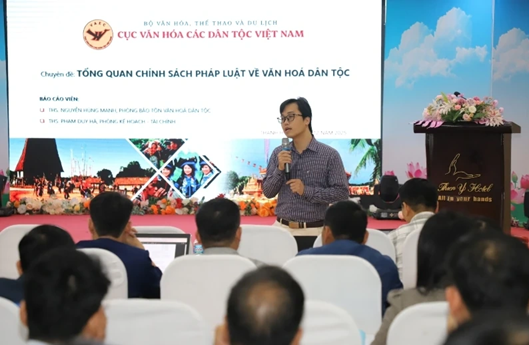 Chuyên gia của Cục Văn hóa các dân tộc Việt Nam cung cấp thông tin và giải đáp pháp luật cho học viên