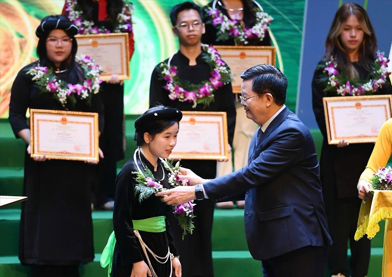 Phó Thủ tướng Chính phủ Mai Văn Chính trao bằng khen cho các học sinh, sinh viên, thanh niên DTTS xuất sắc, tiêu biểu năm 2025.