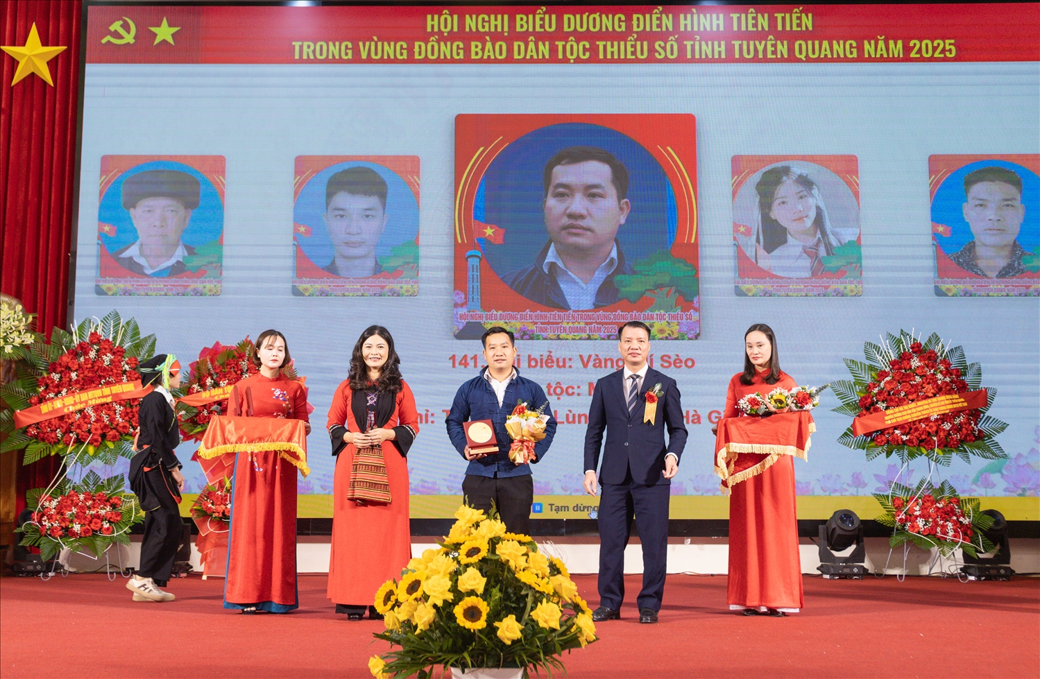 Phó Chủ tịch UBND tỉnh Tuyên Quang Vương Ngọc Hà và Trưởng ban Dân tộc HĐND tỉnh trao tặng biểu trưng biểu dương các điển hình tiên tiến