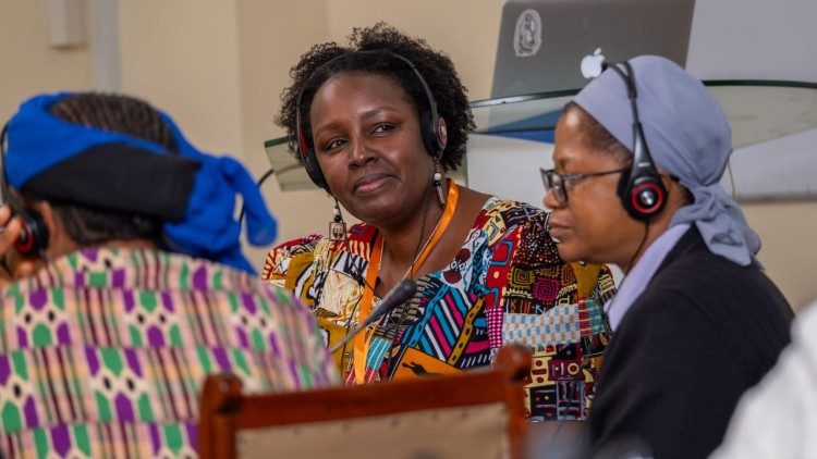 Sơ Mumbi Kigutha cùng các nữ tu châu Phi trong một giờ hội thảo 