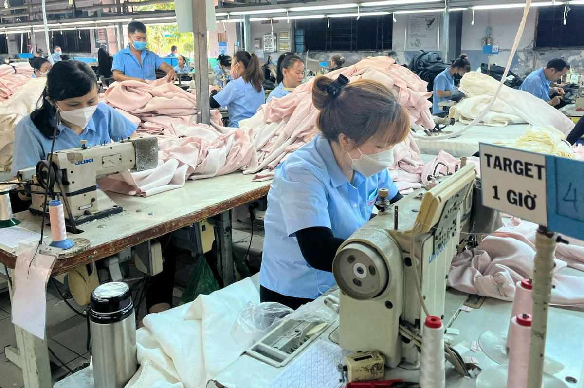 Nhiều doanh nghiệp đã có kế hoạch thưởng Tết cho công nhân. Ảnh: S.X.