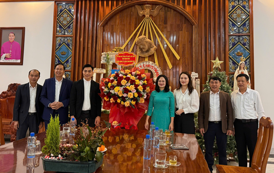 Nguyễn Hoàng Hà UVBTV Tỉnh ủy, Phó Chủ tịch TT Ủy ban MTTQ tỉnh thăm, chúc mừng Giáng sinh Giáo xứ Ninh Bình