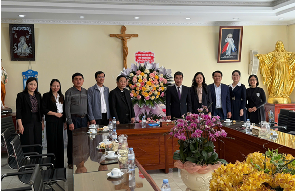 Ông Nguyễn Hoàng Hà- UVBTV Tỉnh ủy, Phó Chủ tịch thường trực Ủy ban MTTQ tỉnh Ninh Bình chúc mừng Giáo xứ Ninh Bình