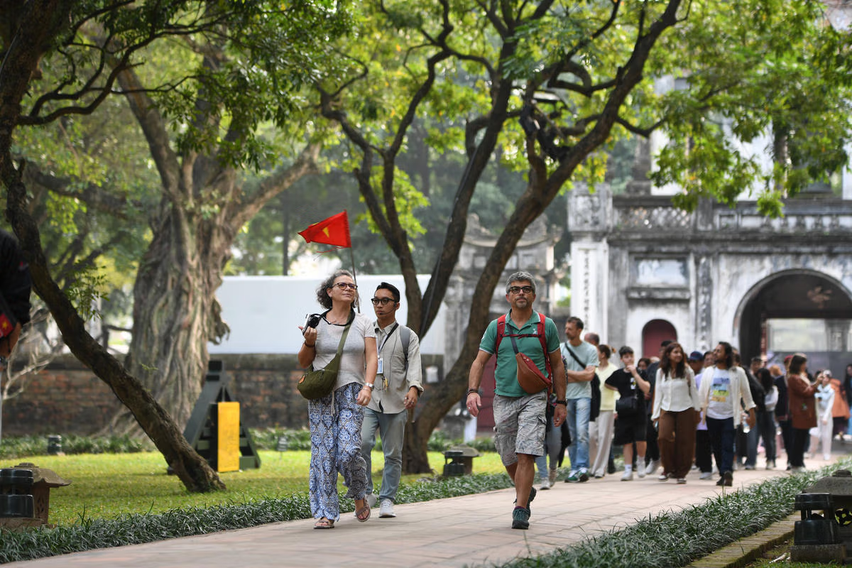 Khách quốc tế tham quan ở Khu di tích Quốc gia đặc biệt Văn Miếu - Quốc Tử Giám. Ảnh: P. Sỹ.