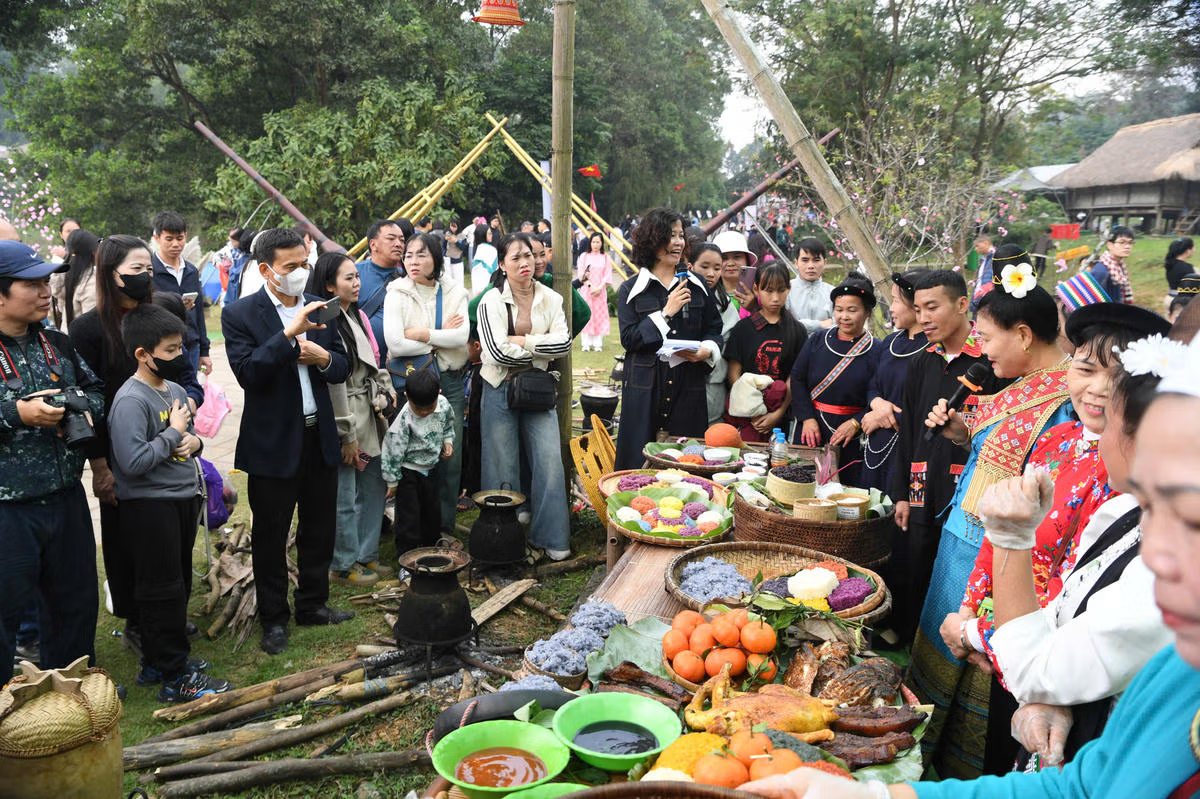 Đông đảo du khách tham gia phiên chợ vùng cao tại Làng Văn hóa - Du lịch các dân tộc Việt Nam. Ảnh: P. Sỹ.