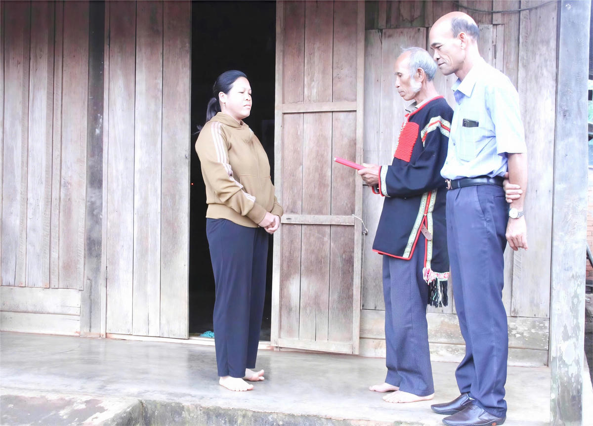 Đội ngũ người có uy tín “đi từng ngõ, gõ từng nhà” tuyên truyền, nâng cao kiến thức pháp luật cho người dân.