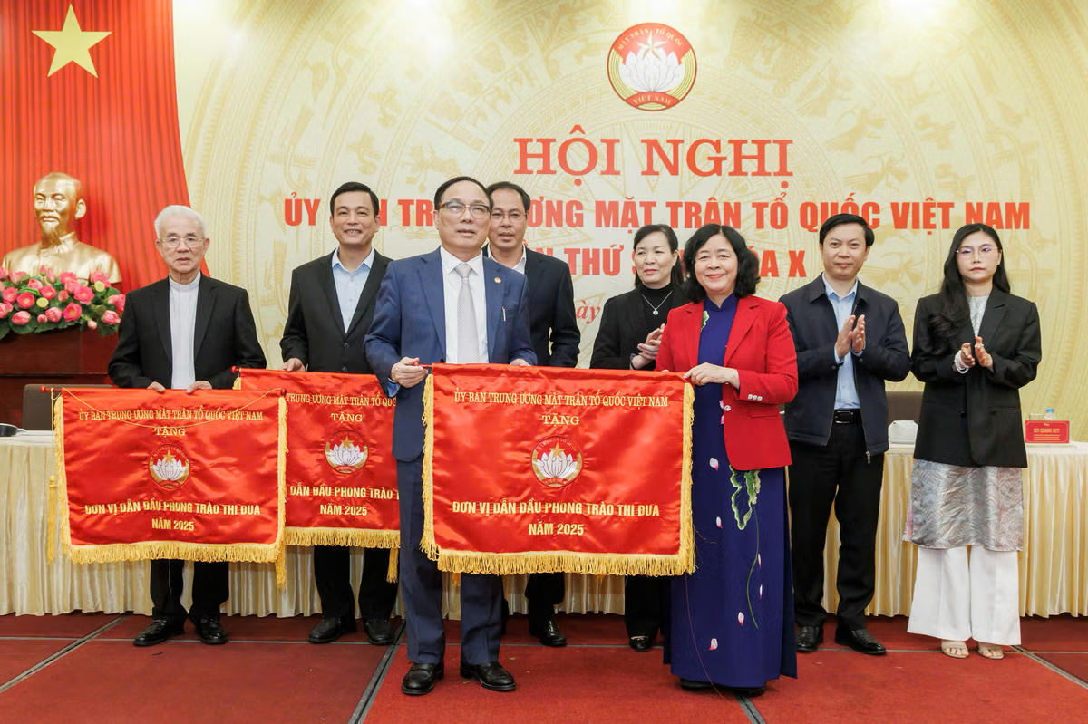 Chủ tịch Bùi Thị Minh Hoài tặng Cờ thi đua của UBTƯ MTTQ Việt Nam cho Hiệp hội Bệnh viện tư nhân Việt Nam ghi nhận thành tích xuất sắc trong công tác Mặt trận năm 2025.. Ảnh: Quang Vinh.