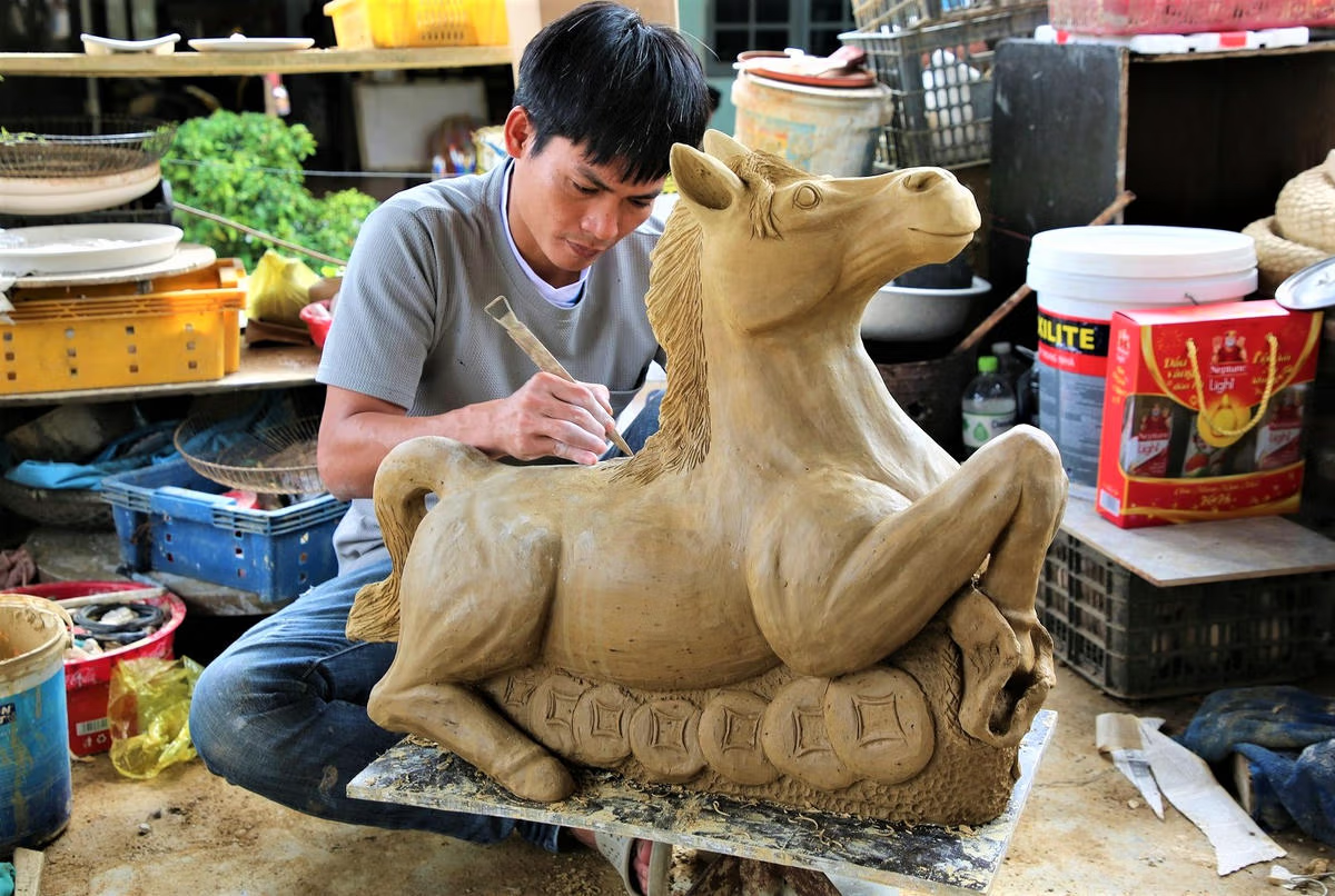 Anh Lê Văn Nhật đang hoàn thiện linh vật Tết Bính Ngọ 2026. Ảnh: CV.