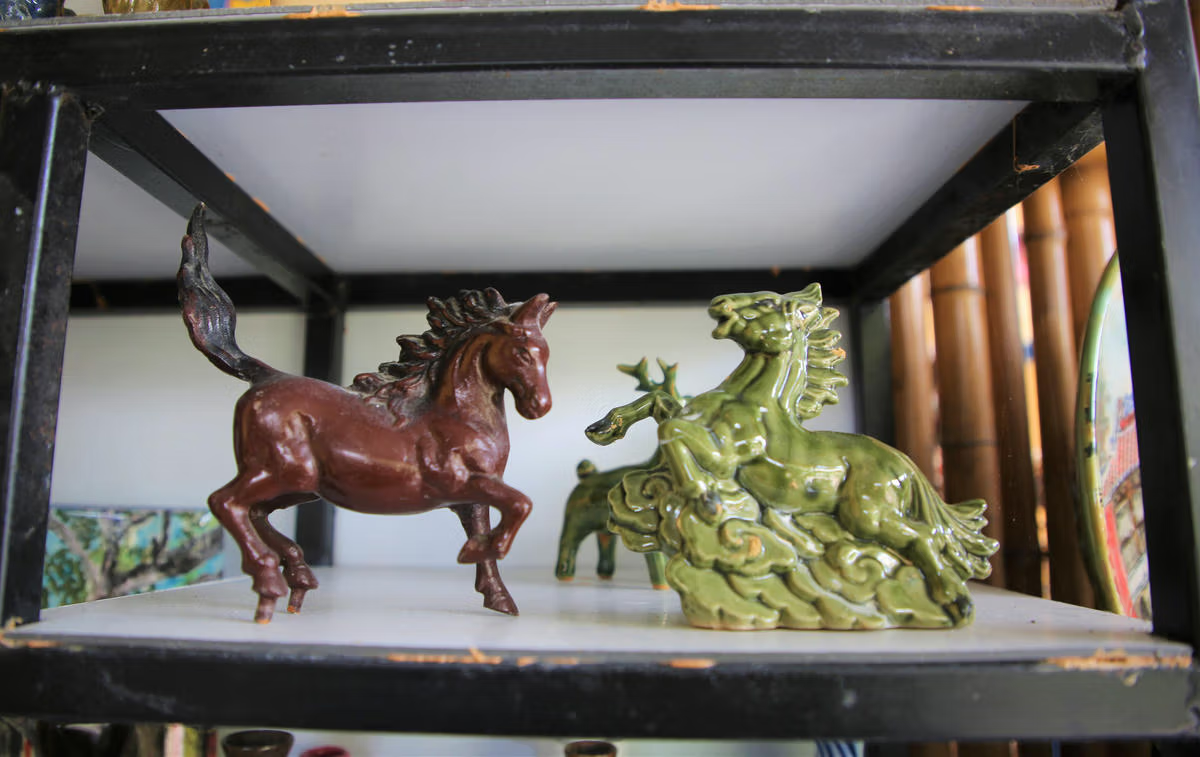 Những linh vật ngựa đã được tráng men sứ để bán cho khách hàng. Ảnh: CV.