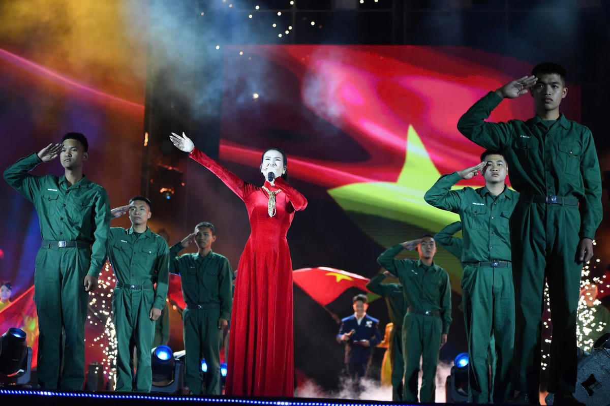 Chuỗi chương trình nghệ thuật thời gian quan, đã lan tỏa khát vọng phát triển Việt Nam trong giai đoạn mới. Ảnh: P. Sỹ