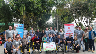 Đỡ nâng người kém may mắn