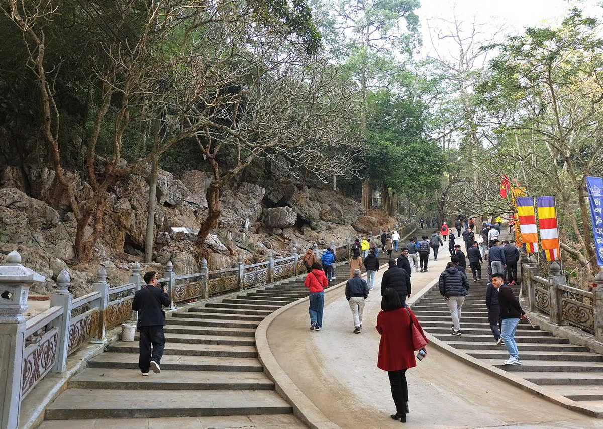 Chùa Hương đã được chỉnh trang không gian, đổi mới trong công tác quản trị và quản lý điểm đến. Ảnh: P. Sỹ