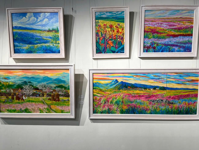 Một số tác phẩm trưng bày tại triển lãm. Ảnh: Minh Phương