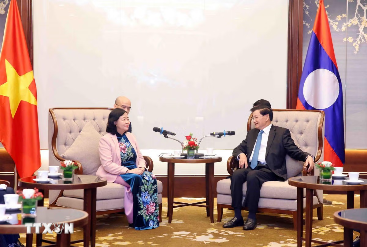 Chủ tịch UBTƯ MTTQ Việt Nam Bùi Thị Minh Hoài với Tổng Bí thư, Chủ tịch nước Lào Thongloun Sisoulith. Ảnh: Phạm Kiên/TTXVN.