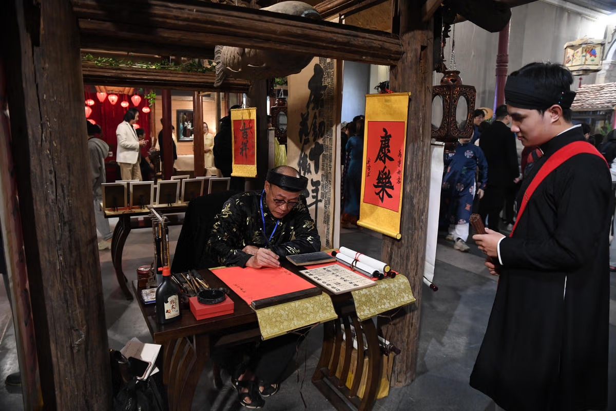 Tại Hội Xuân Bính Ngọ 2026, hoạt động viết thư pháp, xin chữ đầu Xuân là một trong những trải nghiệm thú vị.