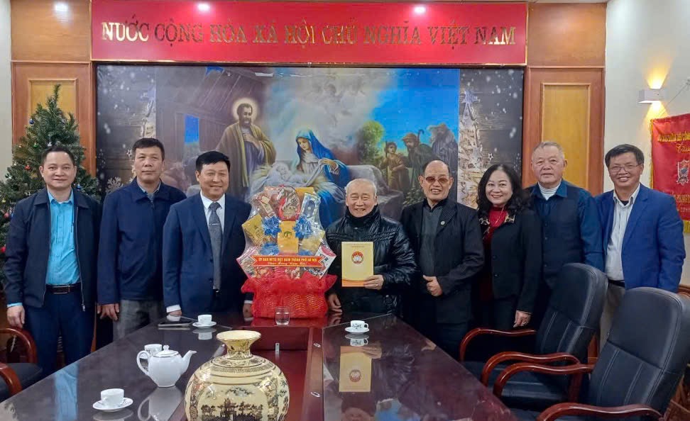 Ông Phạm Anh Tuấn, Phó Chủ tịch Ủy ban MTTQ Việt Nam TP Hà Nội tới thăm và chúc Tết Linh mục An tôn Maria Dương Phú Oanh.