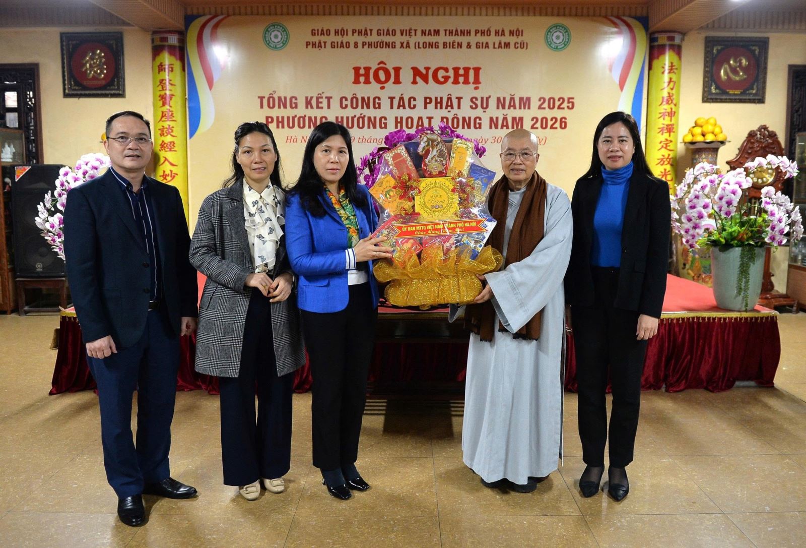 Bà Trần Thị Phương Hoa Phó Chủ tịch Thường trực Ủy ban MTTQ Việt Nam TP Hà Nội thăm, chúc Tết Ni trưởng Thích Đàm Lan - Phó ban Ni giới Trung ương Giáo hội Phật giáo Việt Nam, trụ trì chùa Bồ Đề. Ảnh: Phạm Cường