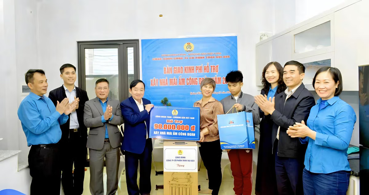 Công đoàn Công ty Cổ phần Than Núi Béo - Vinacomin tổ chức bàn giao kinh phí hỗ trợ 90 triệu đồng từ quỹ “Mái ấm Công đoàn” của Công đoàn Than - Khoáng sản Việt Nam cho chị Nguyễn Thị Kim Oanh.