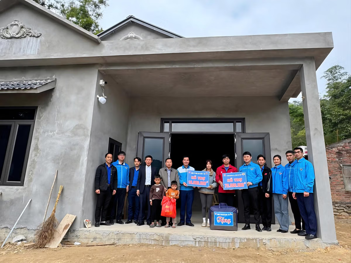 Đoàn Thanh niên TKV trao kinh phí hỗ trợ xây nhà cho đoàn viên Lài Hồng Cẩm.