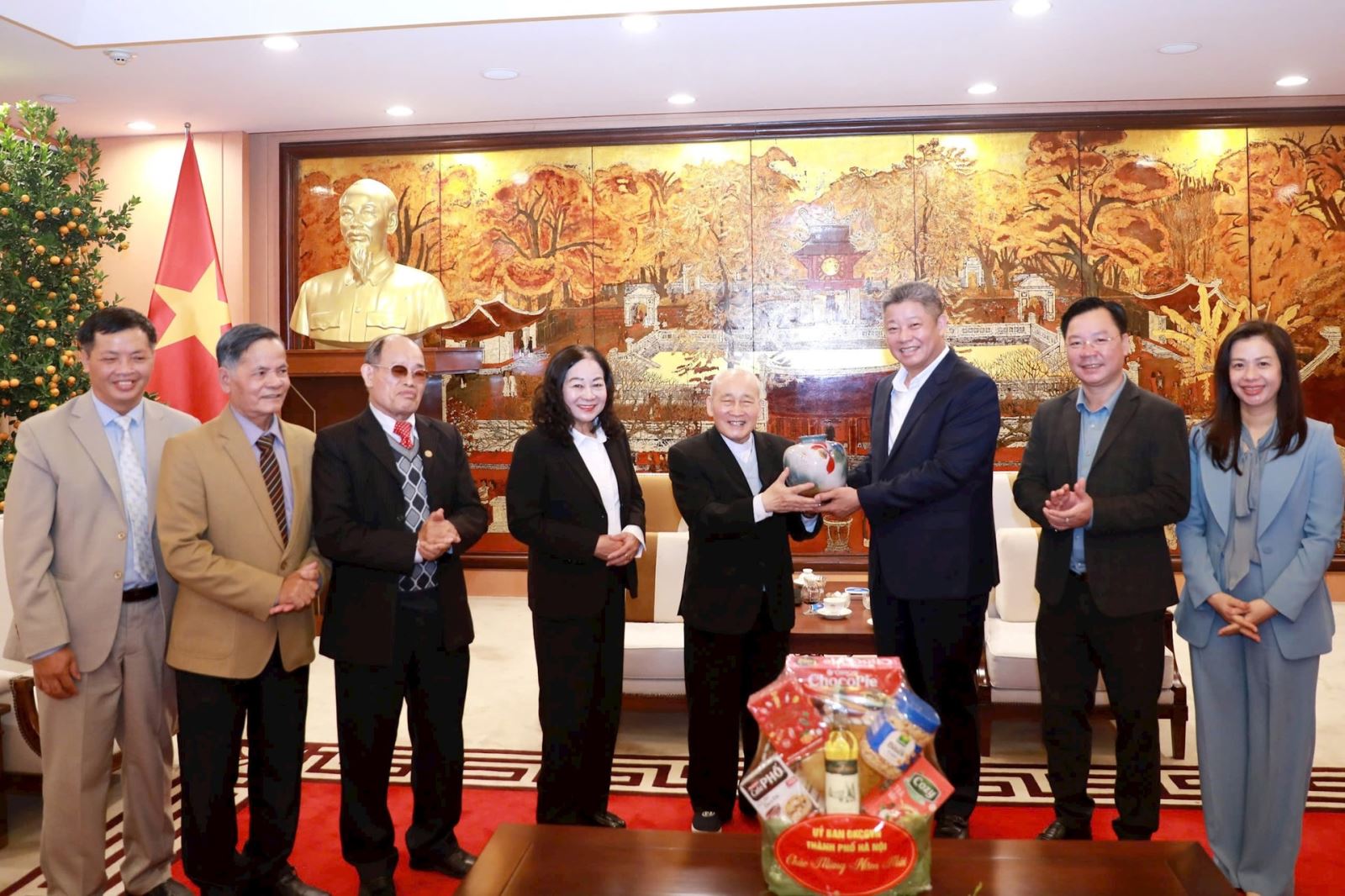 Linh mục Dương Phú Oanh, Chủ tịch Ủy ban Đoàn kết Công giáo thành phố gửi lời chúc mừng năm mới tốt đẹp tới lãnh đạo thành phố Hà Nội. Ảnh: Huy Kiên