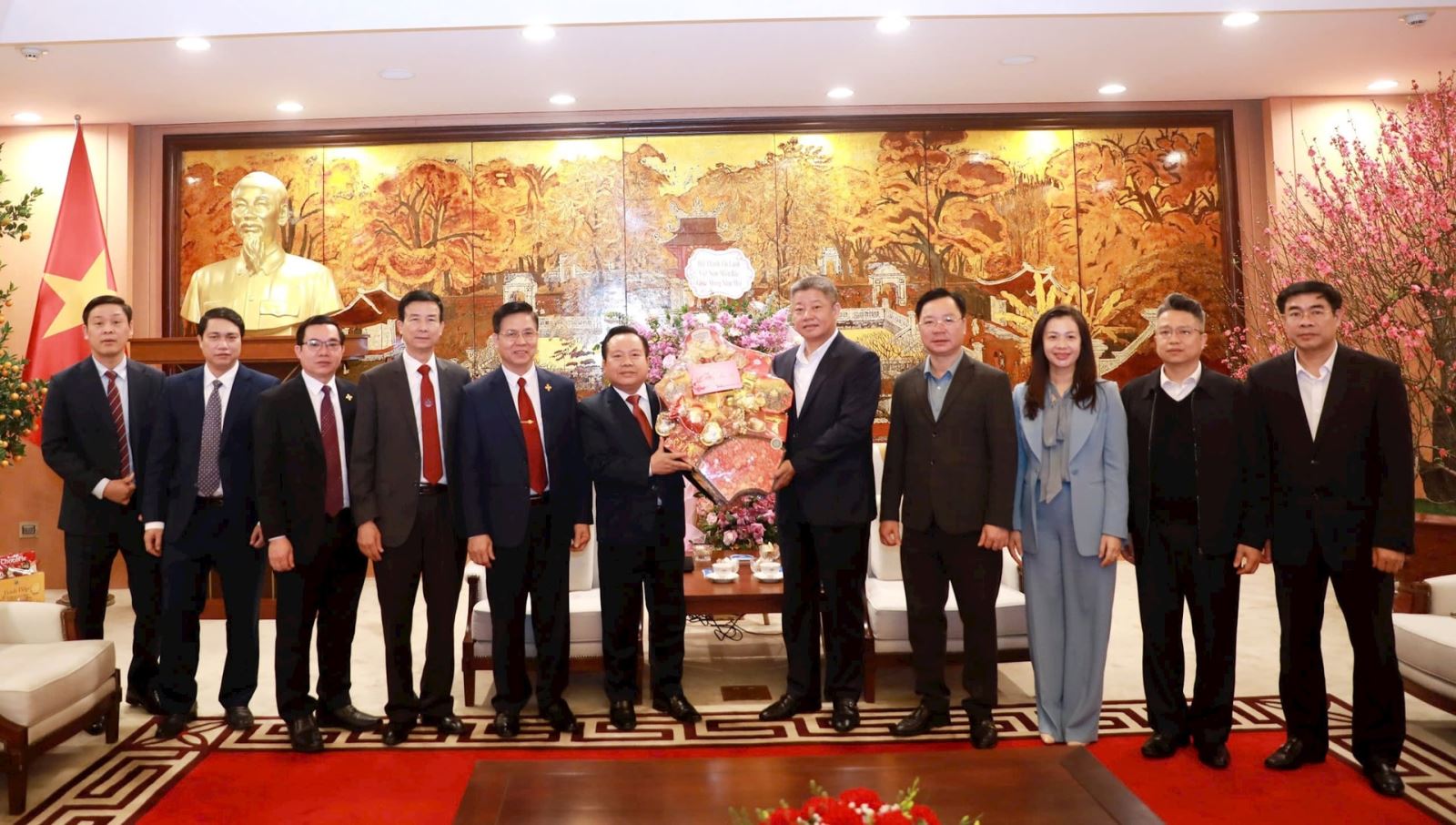 Đại diện Hội thánh Tin lành Việt Nam (miền Bắc) chúc mừng năm mới các đồng chí lãnh đạo thành phố. Ảnh: Huy Kiên