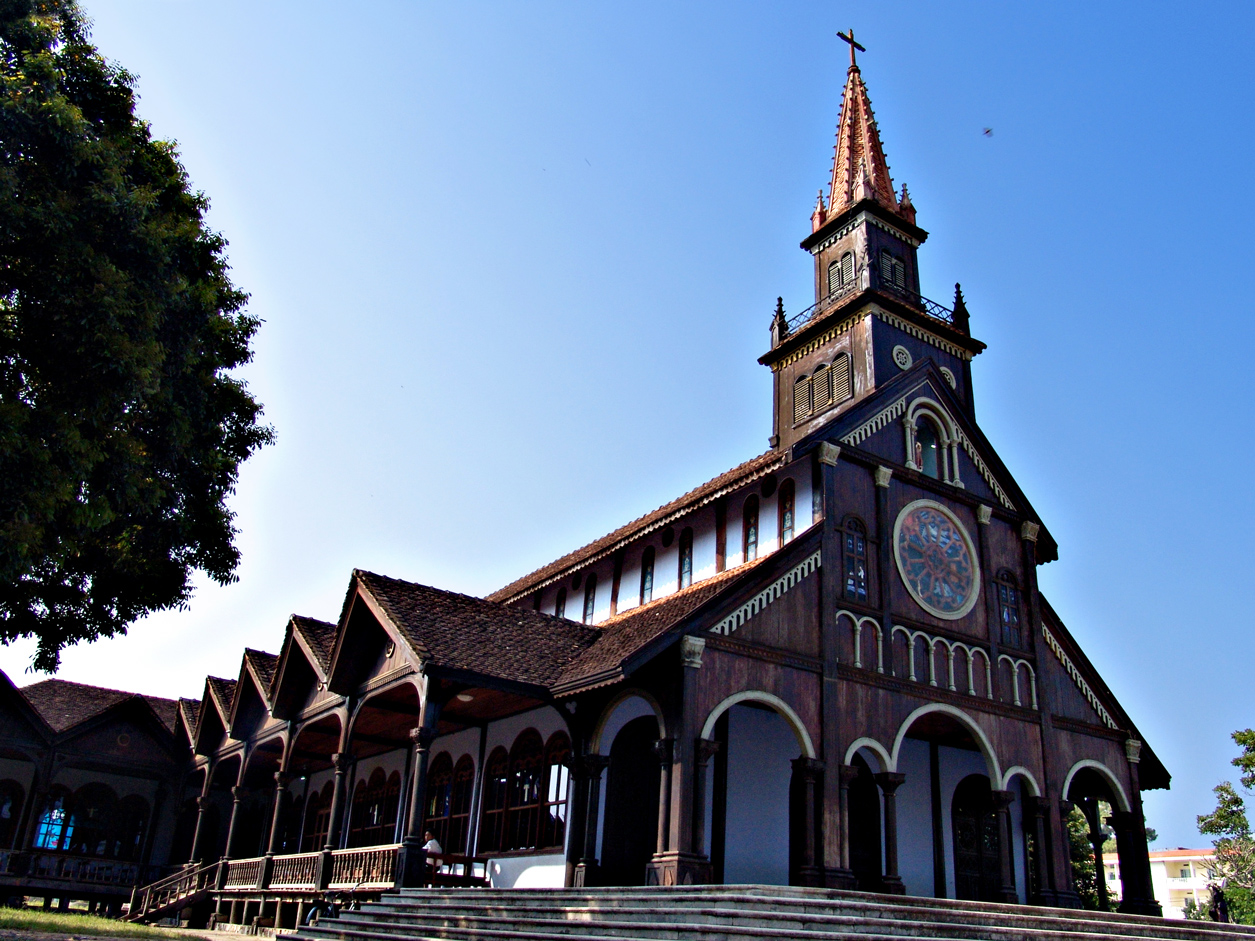 Nhà thờ gỗ Kon Tum Gia Lai